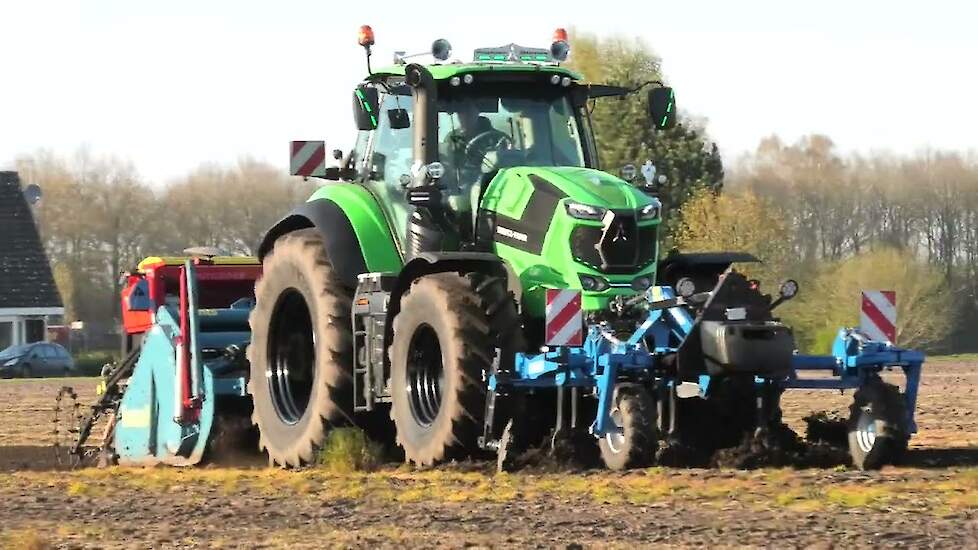 SPITTEN EN GERST ZAAIEN IN EEN WERKGANG DEUTZ-FAHR 8280 TTV IMANTS POTTINGER