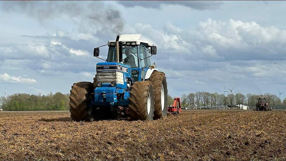 Ford TW 25 Gen II op pad met de vaste tand