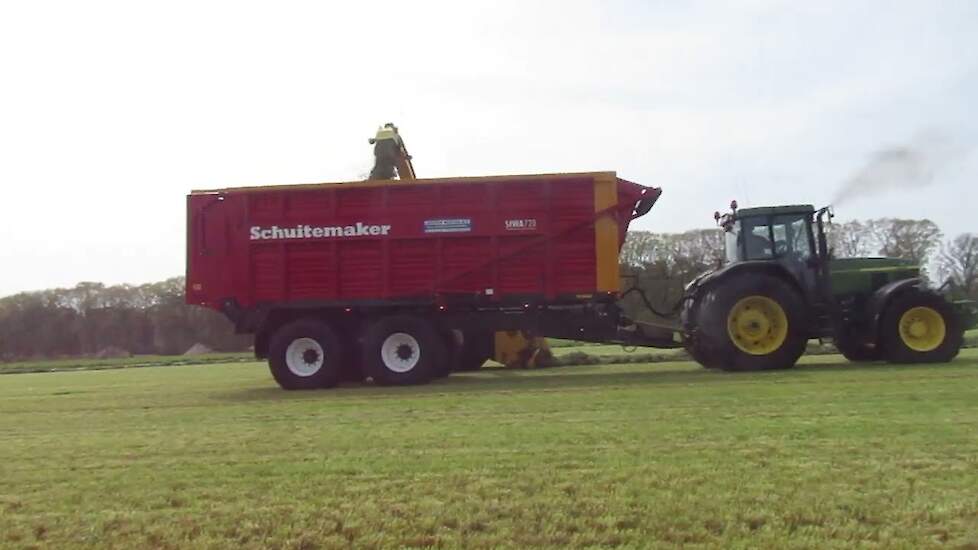 Loonbedrijf Jansen Heeten aan het gras hakselen