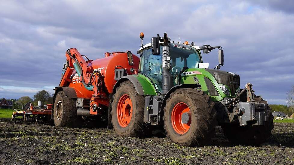 2023 | Fendt 724 + Volvo FH | Bouwland bemesten | P van den Hardenberg Elspeet | Schuitemaker