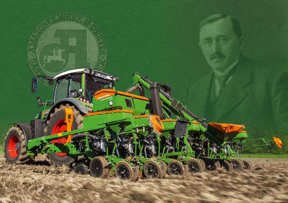 Oprichter Heinrich Dreyer met het historisch firmalogo uit de oprichtingsperiode en de nieuwste AMAZONE precisie-zaaimachine Precea.