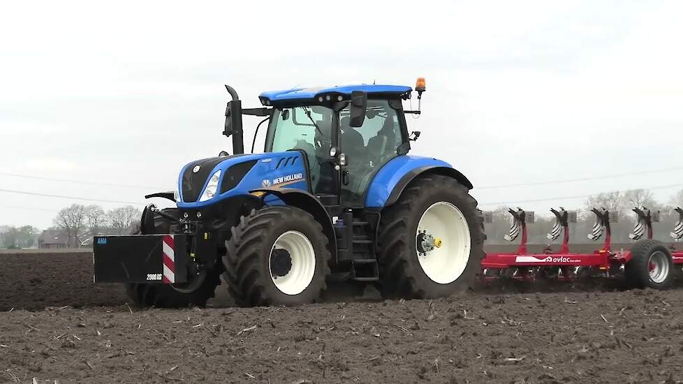 ON-LAND PLOEGEN MET EEN NEW HOLLAND T 7.230 OVLAC ECO-PLUS 8 SCHAAR PLOEG