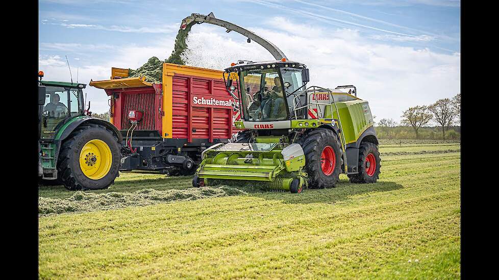 Ontdek hoe deze loonwerker efficiënt gras hakselt