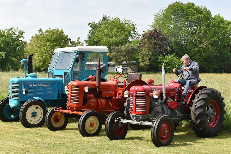 Dirk parkeert de kleinste van zijn drie Zetors in het rijtje.