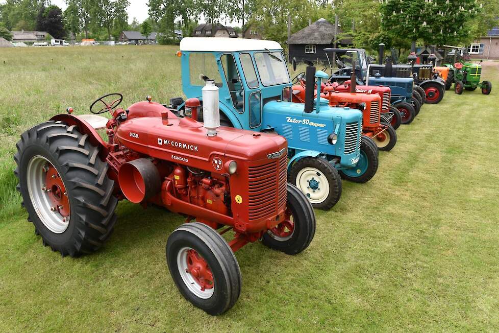 Alle negen oldtimers herinneren Dirk aan zijn jeugd en jonge jaren.