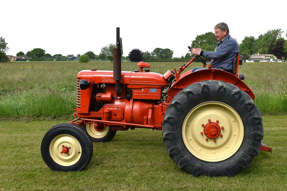 De Zetor K roept bij Dirk de meeste jeugdherinneringen op. Een oom van hem had vroeger zo’n K en Dirk heeft daar als kind vaak opgereden.
