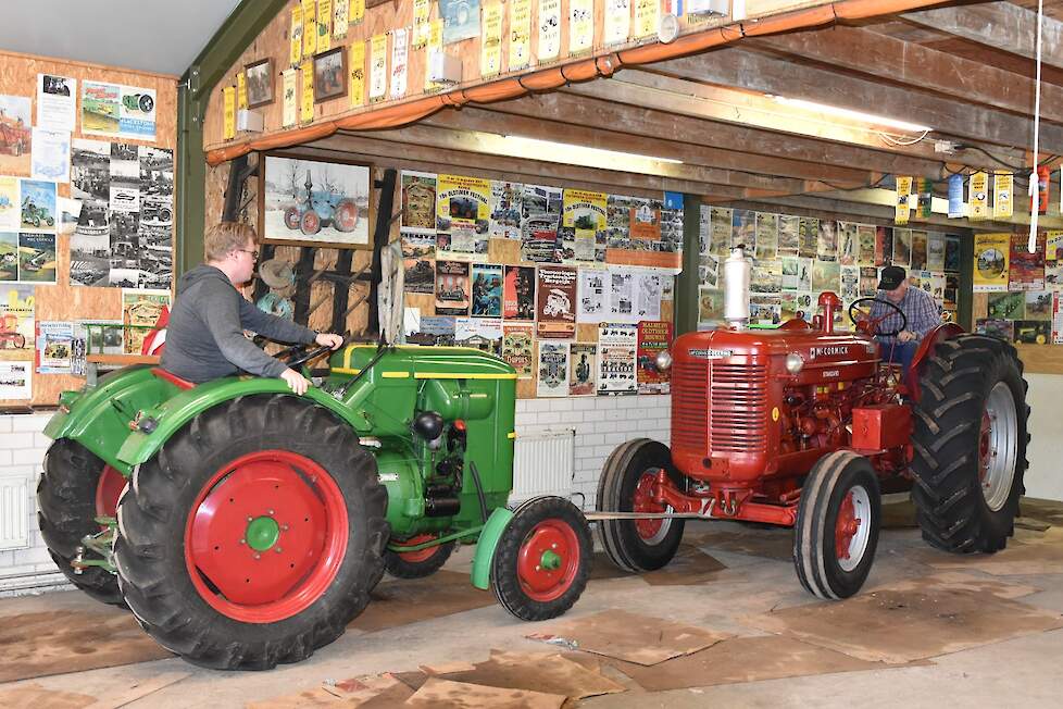 De McCormick WD-9 moet eerst een eindje van zijn plaats in de schuur worden getrokken om benzine te kunnen bijvullen. Die benzine is nodig om de trekker te kunnen starten. Als hij eenmaal goed loopt kun je overschakelen op dieselolie.