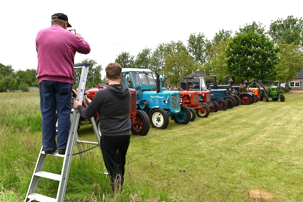 Nu ze allemaal zo keurig op een rijtje staan wil Dirk zelf ook nog wel even wat foto’s maken van zijn trekkers. Staande op een trapje krijgt hij ze mooier in beeld.