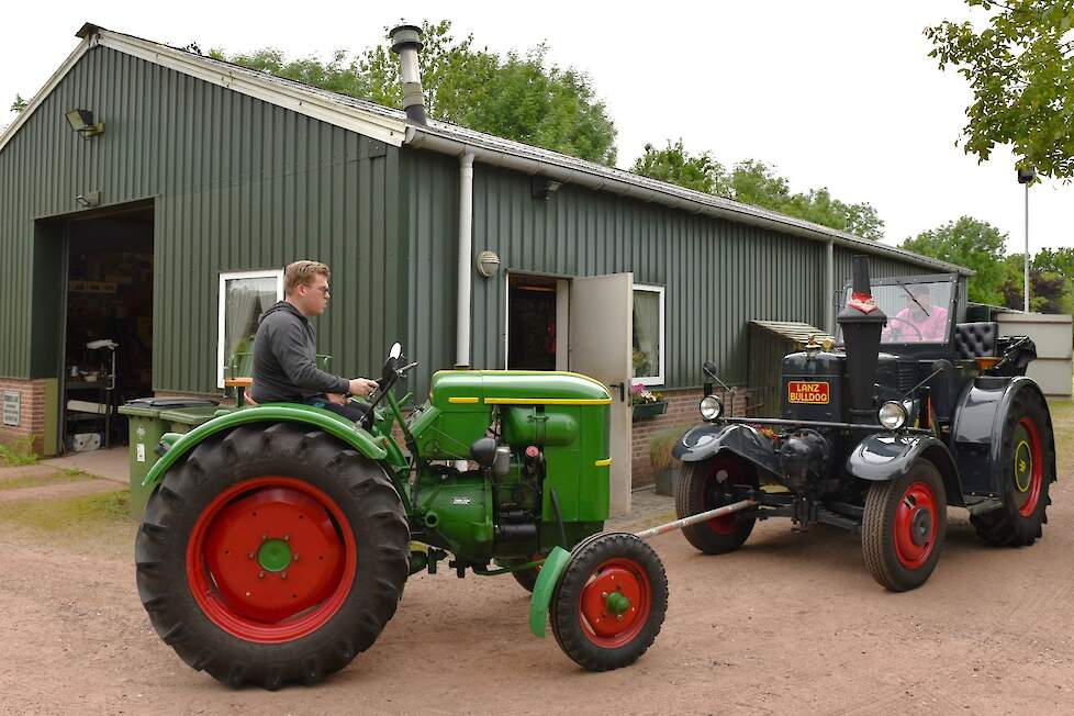 De twee Bulldogs worden weer door de kleine Deutz naar hun plek in de schuur gebracht.