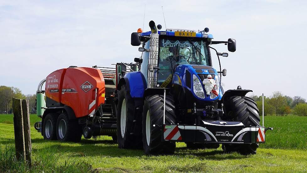 New Holland T6050 + Kuhn FBP 3135 | Balen persen | Jan van Norel Doornspijk | Pressing bales | 2023