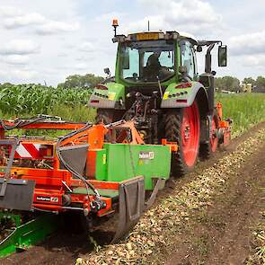 Hij rooit met een uienrooicombinatie van Holaras. De machine rooit per werkgang één bed van 1,50 meter breed.