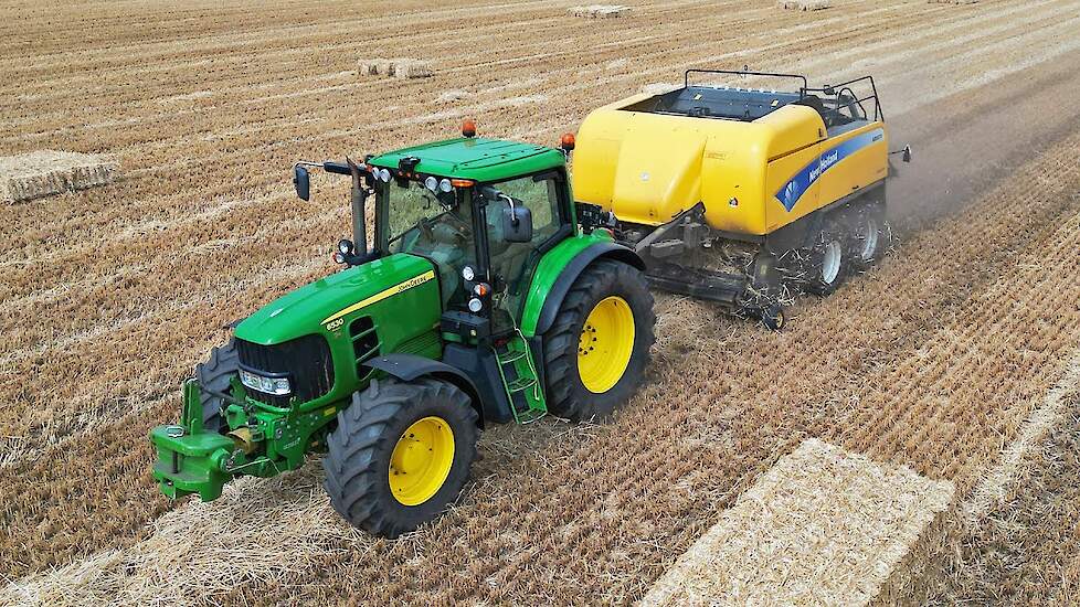 Pressing Straw Bales | John Deere 6530 + New Holland | Pater | 2023