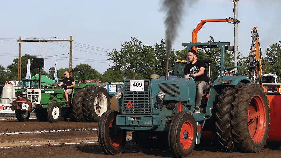Een mooi stukje geschiedenis in actie op beide banen. Op de voorgrond rijdt een Hanomag Brillant 701 van Jan Henk Tromp uit Staphorst. Hij doet mee in de 4,5 ton standaard en zal helaas daarin als slechts 21e eindigen. Op de andere baan is Edwin Hof uit B