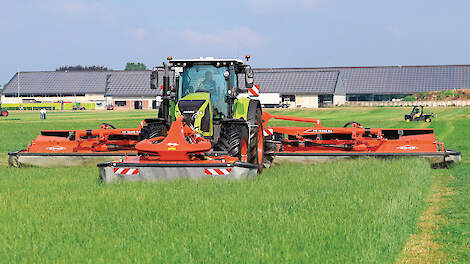 De Kuhn FC 13460 RA werkt hier in combinatie met een FC 3125 DF frontmaaier. Bij een maximale werkbreedte heb je dan maar een overlap van 5 centimeter.
