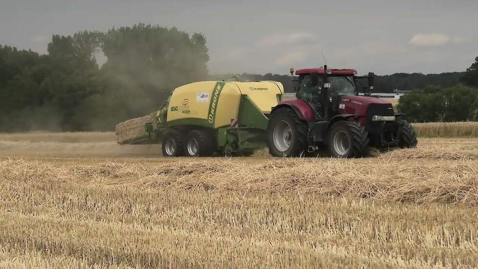 STRO PERSEN MET EEN CASE IH 230 CVX PUMA KRONE BIGPACK 1270 VC