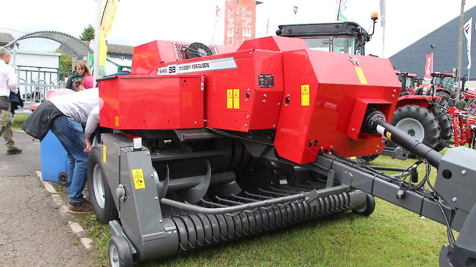 Tussen al de nieuwe machines staan her en der nog opvallende ‘nieuwigheden’. Zo toont Agco de MF 1842S kleine rechthoekige balenpers. Deze beschikt over ‘center-line' waarbij het stro en hooi in een rechte lijn door de machine gaat. Dit werkt als een mini