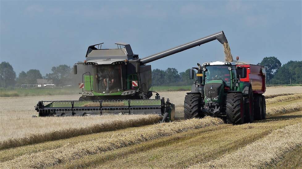 Fendt 6335 C AGCO Power zescilinder met een maximumvermogens van 360 pk zomergerst combinen