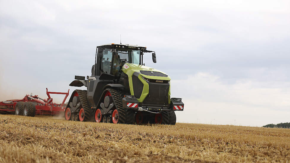 De Xerion 12-serie bestaat uit twee modellen, de Xerion 12.590 en de Xerion 12.650. In West-Europa zal de trekker vooral op rupsen worden verkocht, maar ook dubbellucht is leverbaar.