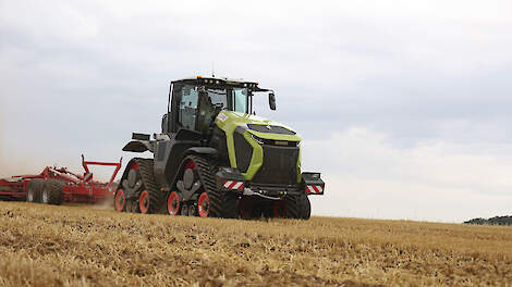 De Xerion 12-serie bestaat uit twee modellen, de Xerion 12.590 en de Xerion 12.650. In West-Europa zal de trekker vooral op rupsen worden verkocht, maar ook dubbellucht is leverbaar.