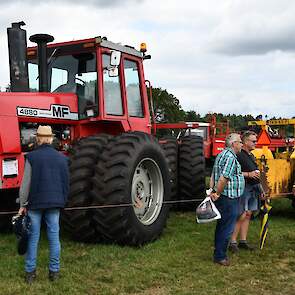 Je ziet het er niet aan af, maar ook deze MF 4880 kniktrekker is al 40 jaar oud en dus een echte oldtimer.