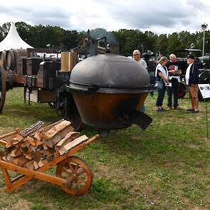 Dit is een replica van de allereerste stoomwagen die ooit is gebouwd. Dat was de Fardier uit 1769. Het vehikel was rijdend te zien, echter niet op e-fuel maar op kachelhout.