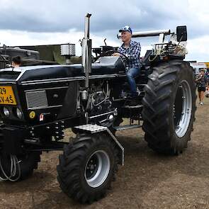Wordt ook best veel gedaan: je oldtimer ‘customizen’. Het kan nog gekker dan deze zwarte Renault, op het IHF reed ook een paarse Deutz rond.