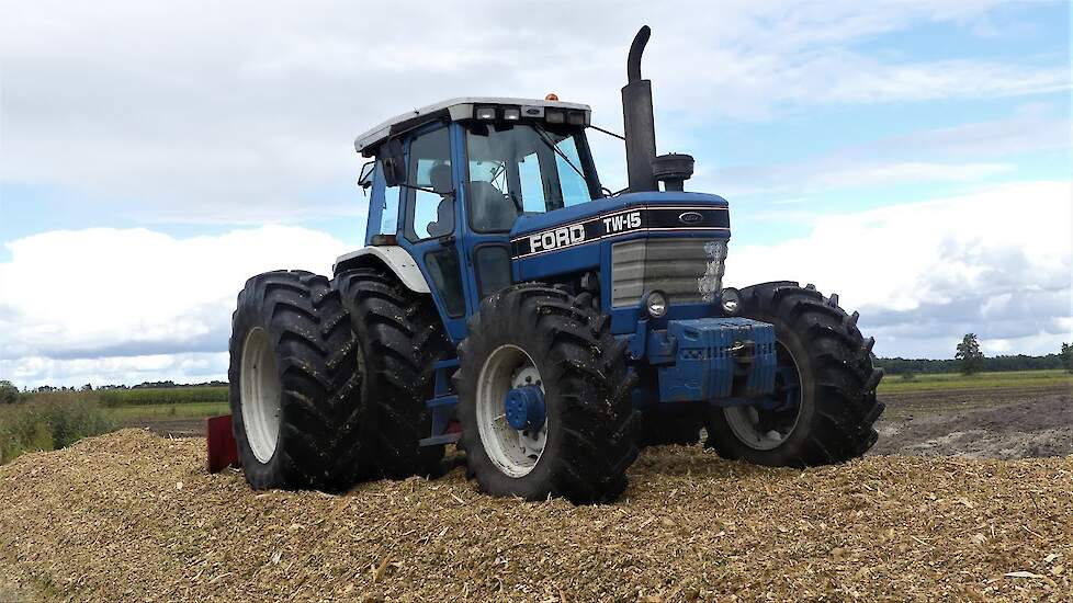 Ford TW-15 Gen II maïsbult aan het aanrijden