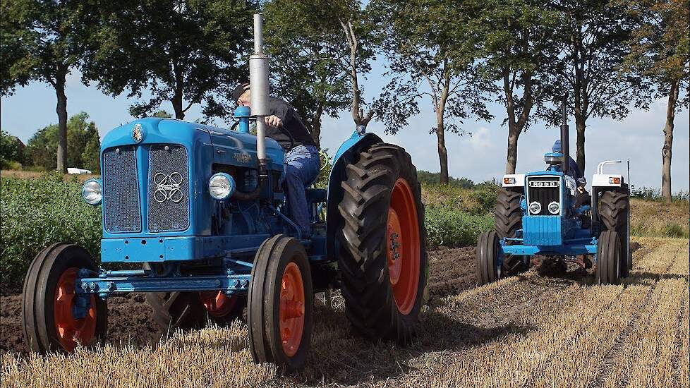 Ford 7400 en Fordson Super Major graanstoppel ploegen en groenbemester zaaien