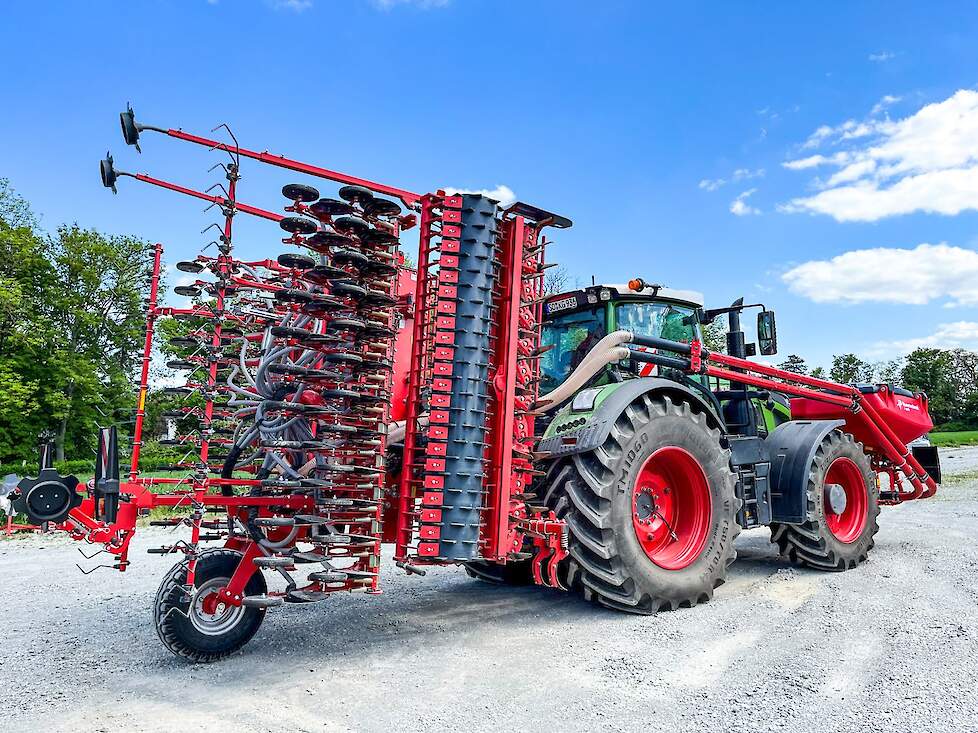 Kverneland Rotago F in combinatie tijdens transport met steunwiel