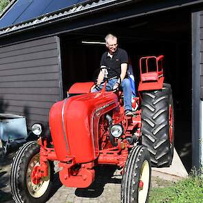 Na het maken van de foto’s rijdt Wouter de Porsche Super weer terug de schuur in.