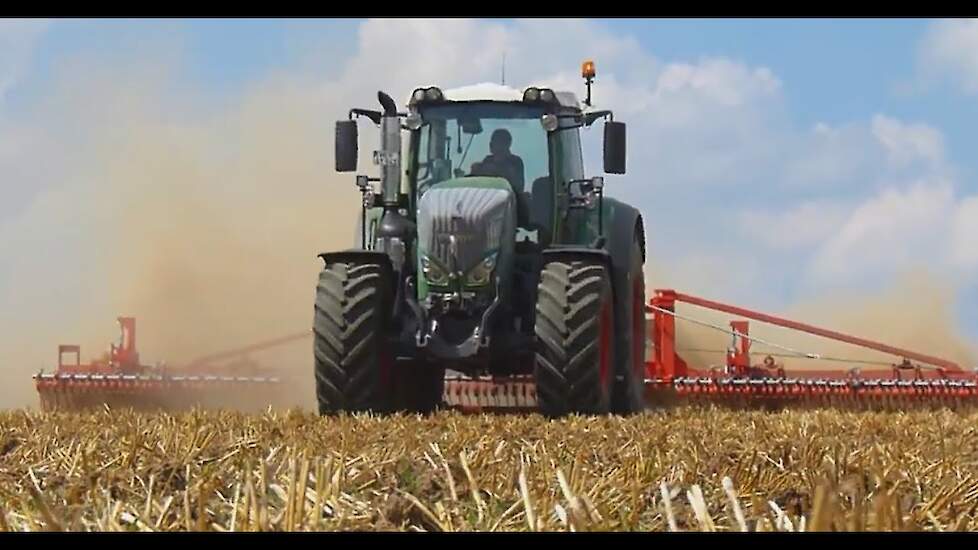 Güttler Magnum 1240-wals en Fendt 824 in de stoppelbewerking Trekkerweb