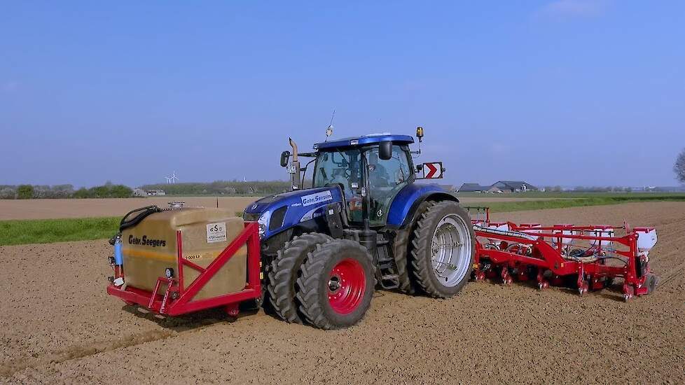 Ma&iuml;s zaaien met Maschio Gaspardo IsoTronic en New Holland T7070