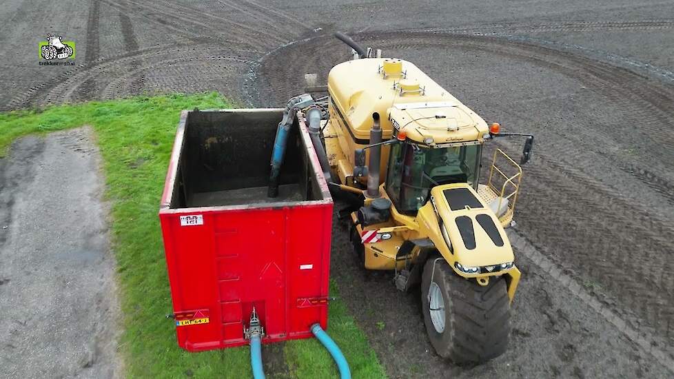 Challenger Terra Gator 8333 CVT aan het bouwland bemesten