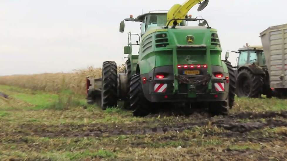 John Deere 8300i met 8-rijer Geringhoff Ma&iuml;s Star Horizon-bek