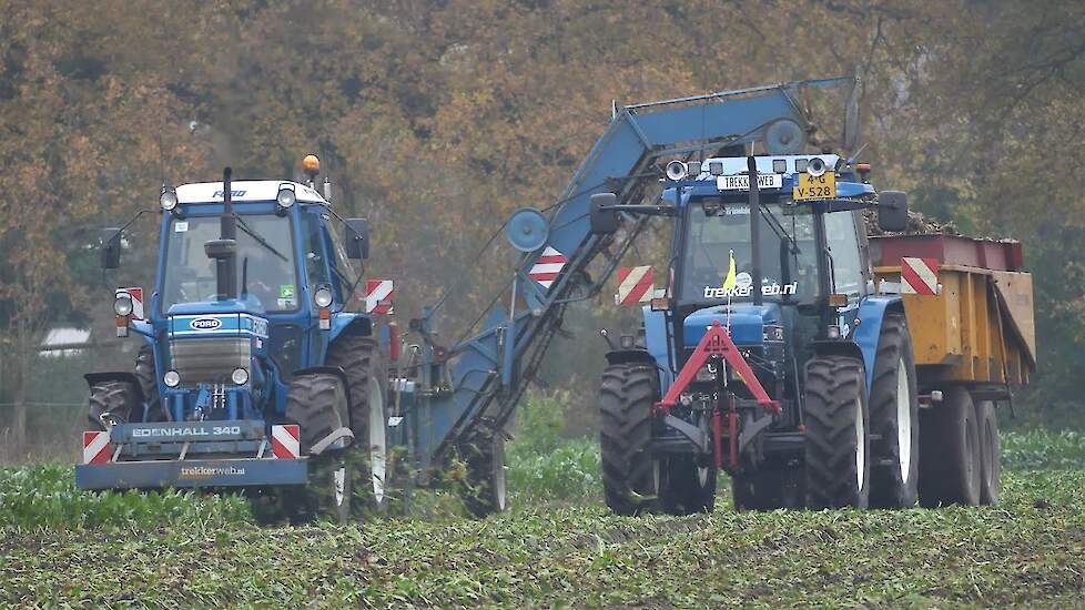 Ford 7710 Gen 1 met Edenhall 223-bietenrooier, Ford 7840 SLE met Veenhuis-kipper voederbieten rooien