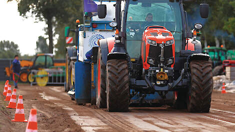 Kubota’s zie je niet veel voor de sleepwagen. Marly van Duren waagde zich er wel aan met een M6 142. De trekker was echter met ongeveer 5 ton eigen gewicht te licht voor de 6,5 ton klasse.