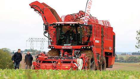 Vervaet liet voor het eerst een rooier zien met een rollenbed na het rooi-aggregaat. Deze machine had verder een ontbladeraar met dubbele rotor en 90 centimeter brede banden met drukwissel.