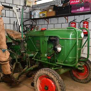 De Deutz D15 is van 1959. De broers gebruiken het trekkertje nog vaak voor karweitjes om de deur zoals het maaien van een graskanten.