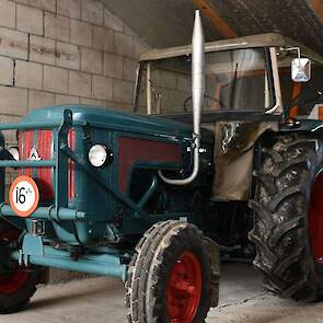 De Hanomag Brillant 900 is van 1965. De trekker is destijds nieuw geleverd in Duitsland, vandaar dat hij blauw is. Hanomags voor de export waren rood.