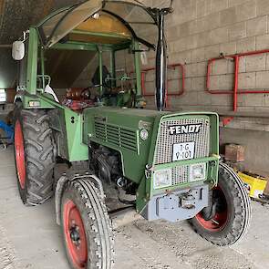 De Fendt 103S heeft net als de Hanomag Brillant een Fritzmeier cabine met een voorruit die omhoog geklapt kan worden.
