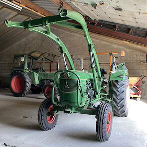 De Deutz D6005 is voorzien van een voorlader.