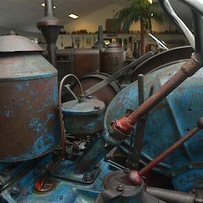 Aan meters en tellers op trekkers deden ze voor de oorlog niet. De bestuurder van deze Lanz uit 1929 had als dashboard het luchtfilter voor zijn neus staan.