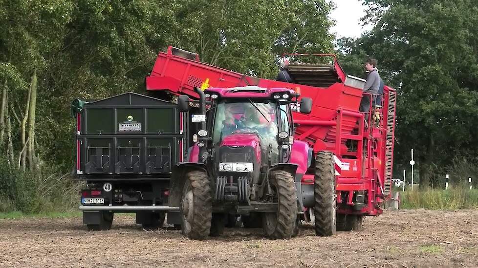 Aardappelen rooien 2023 Case 145 CVX Grimme DR 1500 en Case 195-sleeptrekker