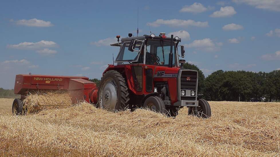 Stropersen Massey Ferguson 590 en New Holland Super Hayliner 276 Trekkerweb straw baling