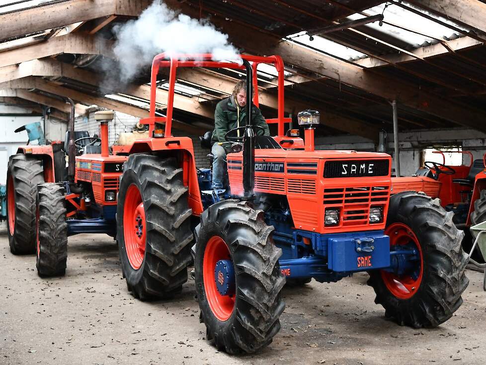 Martin start de Same Panther om hem naar buiten te rijden voor de fotosessie.