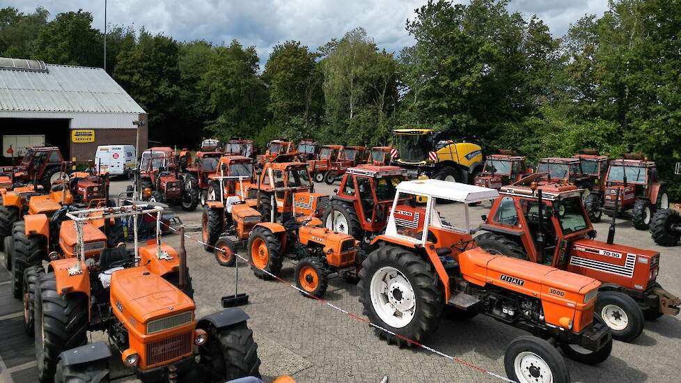 100 Fiat-tractors meet New Hollands