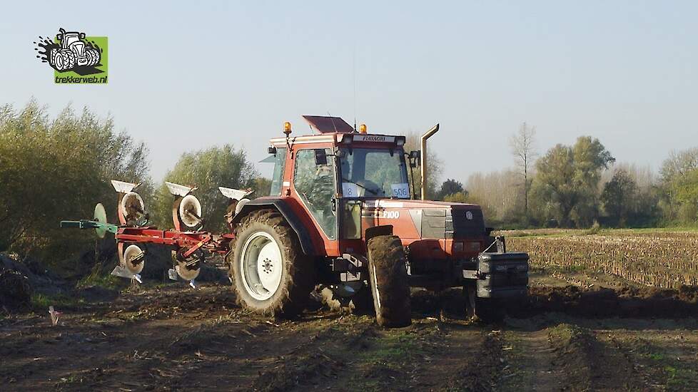 Fiat F100 DT Winner met open pijp aan het ploegen en beton slepen Trekkerweb