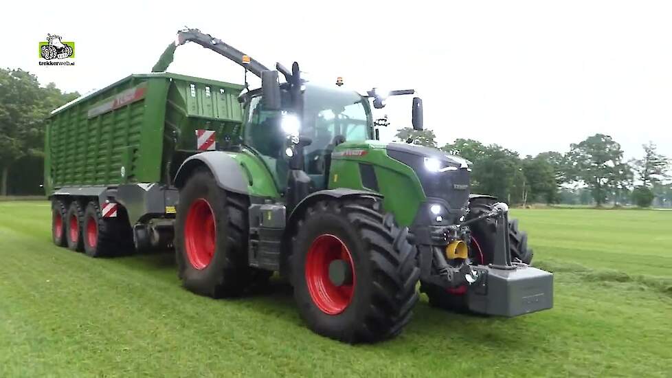 Fendt 728 Vario Gen 7 in het gras