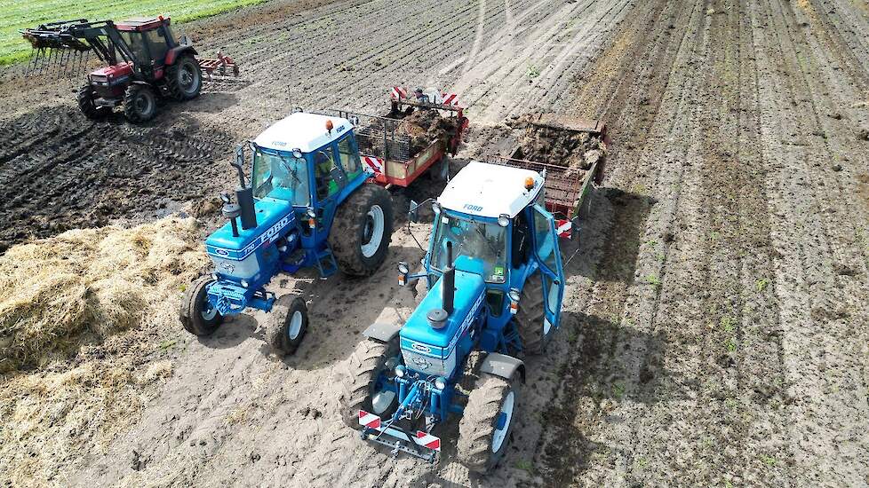 Ford 7710 A Gen I en Ford 7710 Gen I  aan het stalmest strooien