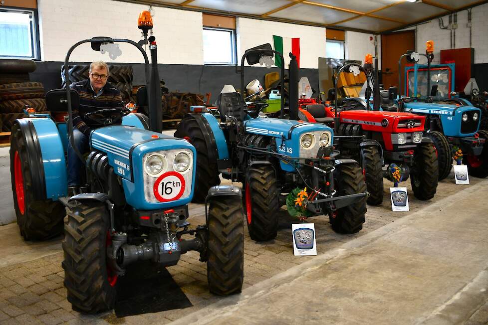 Nadat de foto’s zijn gemaakt rijdt Pieter de 554 weer terug op zijn plek in de rij.